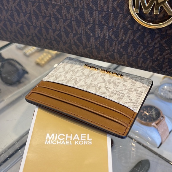 MICHAEL KORS
Leather Large Card Holder Case Wallet 
Vanilla MK Signature 
NWT - Picture 10 of 16